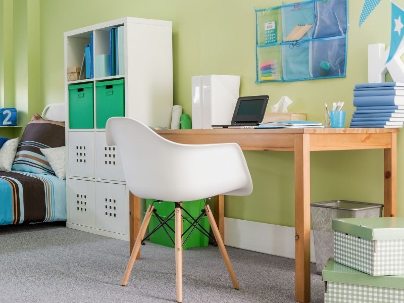 Der erste Schreibtisch und Bürostuhl: Was muss man beachten?