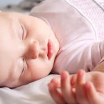 Hilfestellung für den gesunden Babyschlaf