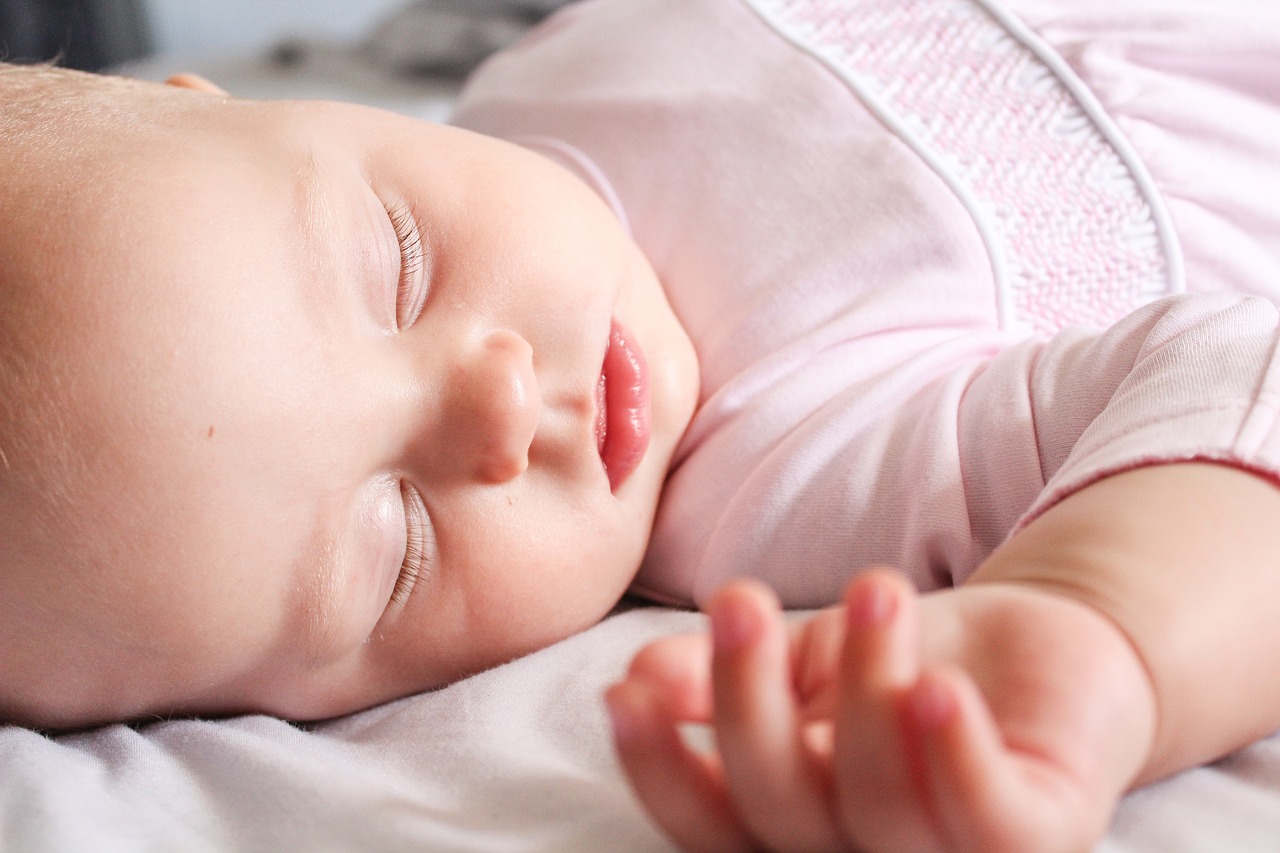 Hilfestellung für den gesunden Babyschlaf