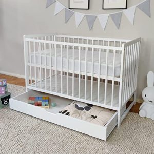 Babybett mit Schublade Kinderbett Gitterbett 60x120 höhenverstellbar & herausnehmbare Sprossen optional mit Matratze | Weiss sehr stabil Made in...