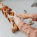 Kinder mit pädagogisch wertvollem Spielzeug und Holzspielzeug fördern
