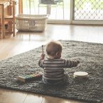 So machst du dein Wohnzimmer kindersicher – die besten Tipps