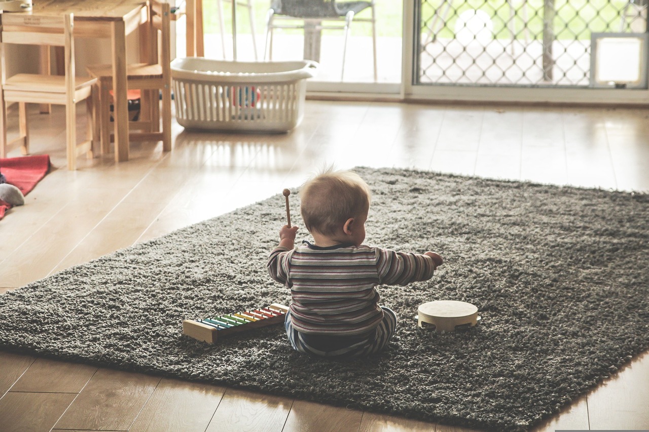 So machst du dein Wohnzimmer kindersicher – die besten Tipps