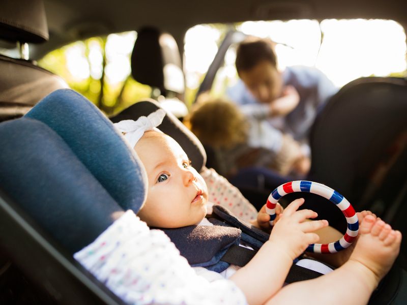 Was bei langen Autofahrten mit Babys zu beachten ist