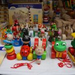 Spielzeug mit Sinn So unterschiedlich wie unsere Kinder sind, so vielfältig ist auch das Angebot an Spielzeug. Für jedes Alter, für jede Entwicklungsstufe und für jeden Interessensbereich gibt es Spielwaren, die angefangen bei den Kleinsten bis ins jugendliche Alter Menschen verzaubern und Spaß bereiten, Neugierde wecken oder sogar mit einem pädagogisch wertvollen Konzept die Fähigkeiten des Kindes fördern. Um aus diesem reichhaltigen Sortiment das richtige Geschenk zu finden, lohnt sich ein genauer Blick auf das Angebot: Was soll ich nur kaufen Ein Geburtstag steht an oder vielleicht ein großes Ereignis wie Weihnachten oder Ostern? Geschenke an das eigene Kind sind meist einfacher zu wählen, da man die Vorlieben von seinem Spross gut kennt. Schwieriger wird die Wahl des richtigen Geschenkes für befreundete Kinder. Hier gilt es sich von den Eltern beraten zu lassen, in welche Richtung der Kauf gehen soll um letztlich echte Freude zu verbreiten. Klassiker, die man vielleicht sogar aus seiner eigenen Kindheit kennt, sind approbierte Spielwaren, die in ihrem eigenen Sortiment beinahe jedem Interessensgebiet von Kindern gerecht werden. Aber auch innovative Spiele, die zum Teil von Pädagogen entwickelt wurden, sind interessante Geschenke für das eigene Kind oder dessen Freunde. Alters & interessengerechtes Spielzeug Bereits für Babys & Kleinkinder gibt es im Angebot reizende Spiele, die die Motorik wie auch die Wahrnehmung fördern. Bunte Farben und lustige Klänge sind für die Kleinsten interessante Forschungsgebiete. Interaktive Spiele schaffen erste Berührungspunkte mit Zahlen, Farben und Formen. Oder klassische Holzspielzeuge, welche wohl immer modern bleiben werden. Informieren Sie sich zum Thema Kinderspielzeug über das altersgerechte Angebot. Kinder entwickeln sehr schnell eigene Interessensgebiete, lassen sich aber auch gerne inspirieren. Sehr vom Typ des Kindes hängt es ab, ob es eher ein kleiner Forscher ist, ein Abenteurer, ein kreativer Geist oder Konstrukteur mit Ambitionen den höchsten Turm zu bauen. Wichtig ist es seinem Kind genügend Freiraum und Möglichkeiten einzuräumen, zu experimentieren und selbst zu erforschen, was Spaß macht. Strikte Vorgaben wie Puppe oder Auto oder gar geschlechterspezifische Einkäufe sind für die Entwicklung weit weniger hilfreich. Im Spielzeugladen Lobbes finden Sie ein reichhaltiges Angebot in allen Kategorien. Spiele für Actionhelden wie auch für Denker. Materialien für kreative Bastler & Maler sowie Outdoorspielzeug für den Garten. Kinderbücher für gemütliche Vorleserunden oder bereits zum Selberlesen oder einfach nur ein kleines Mitgebsel, welches bei keiner Kindergeburtstagsparty fehlen darf. Charaktere sind nicht wegzudenken Wir kennen sie alle aus dem Fernsehen - egal ob Superhelden oder Prinzessinnen. Der Weg führt selten vorbei an den Idolen aus Serien und Filmen. Es gibt sie in Plüsch, sie zieren Kartensets oder es gibt sie als Sammelsticker fürs Album. Auch die Großen lieben Spielen Ein wahres Revival erlebt gerade der Brettspielmarkt. Es gibt einen spürbaren Gegentrend zum Videogaming. Jugendliche wie auch Erwachsene lieben es interaktiv kombinierte Escape Games zu lösen, sich in Strategiespielen zu matchen oder bei anspruchsvollen Puzzles zu entspannen. Kartenspiele sind wieder hoch im Kurs. Modern illustrierte Kartendecks machen Lust mit völlig neuen kniffligen Spielausrichtungen. Brettspiele fördern das Miteinander in der Familie und im Freundeskreis und beschert Spaß und schöne gemeinsame Stunden. Sie fördern die Teamfähigkeit, abstraktes Denken und regen zu logischen Prozessen an. Ein gelungener Spieleabend mit Menschen, die uns nahe stehen, verbindet. Die Wahl des richtigen Spielzeugs braucht Gespür, Interesse und manchmal etwas Zeit. Wer sich jedoch mit Bedacht auf Suche macht, wird mit Spaß, Freude und strahlenden Augen belohnt.