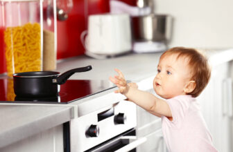 Küche kindersicher machen: So wird der wichtigste Raum im Zuhause auch für Kinder sicher