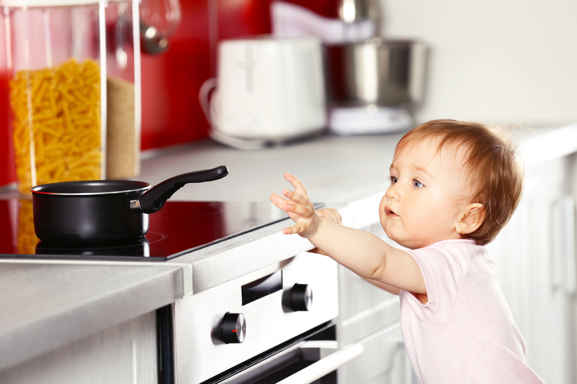 Küche kindersicher machen: So wird der wichtigste Raum im Zuhause auch für Kinder sicher