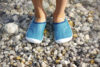 Sicher planschen: Warum gute Badeschuhe Kinderfüße im Sommer schützen