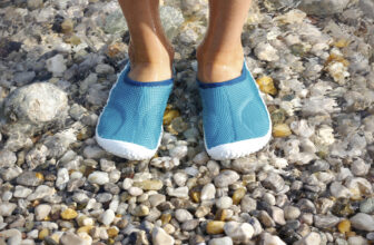 Sicher planschen: Warum gute Badeschuhe Kinderfüße im Sommer schützen