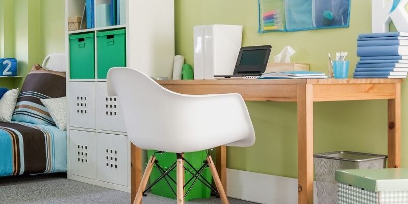 Der erste Schreibtisch und Bürostuhl: Was muss man beachten?