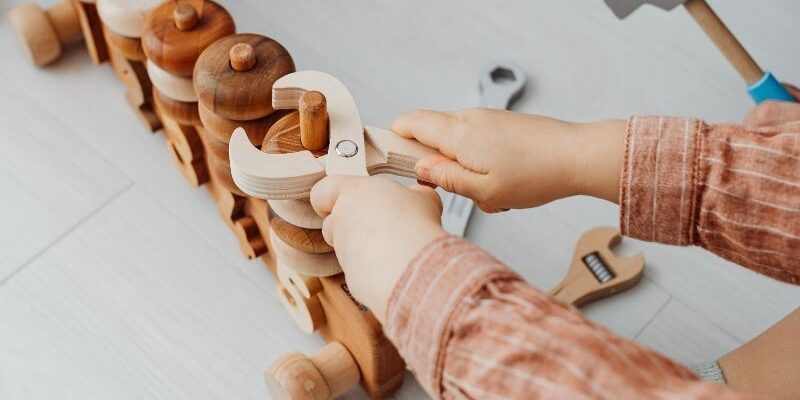 Kinder mit pädagogisch wertvollem Spielzeug und Holzspielzeug fördern