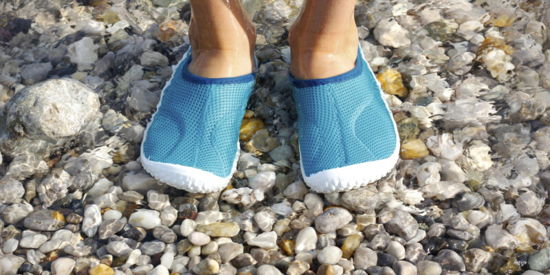 Sicher planschen: Warum gute Badeschuhe Kinderfüße im Sommer schützen
