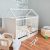 Alcube Babybett Charlie 60×120 cm mit Schublade Gitterbett Hausbett 120×60 höhenverstellbar und umbaubar massivholz Juniorbett Kinderbett – Weiß