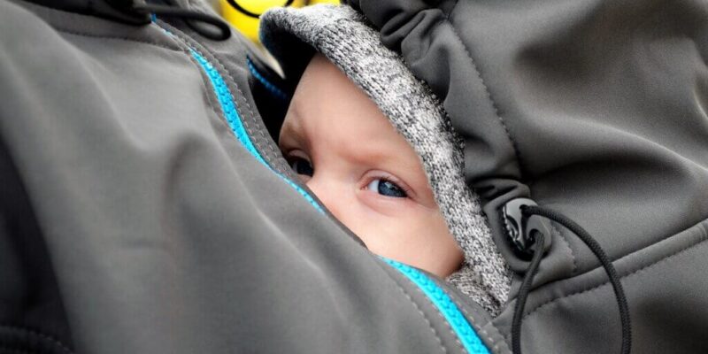 Wie praktisch sind Tragejacken – mit dem Baby „ontour“