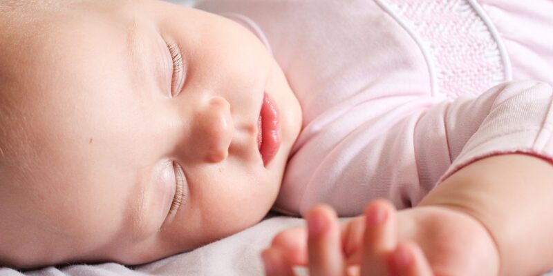 Hilfestellung für den gesunden Babyschlaf